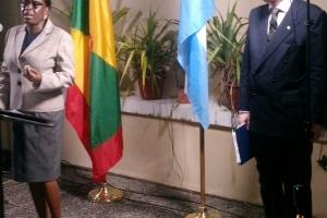 La Canciller Modeste Curwen da unas palabras en el acto conmemorativo