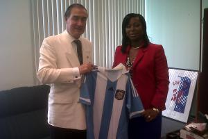 Donación de Camisetas de Fútbol a la Ministra de Deportes de Granada 