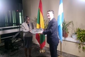 Entrega de Bandeja a la Canciller Clarice Modeste Curwen