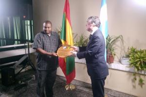 Entrega de Bandeja al Coordinador de NaDMA, Terrence Walters 